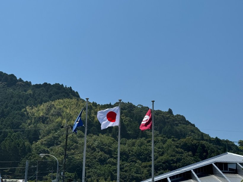 旗と空と山